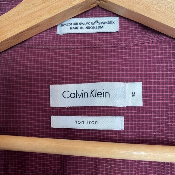 CALVIN KLEIN NON IRON MAROON COLLARED BUTTON DOWN SIZE MEDIUM - Picture 2 of 3